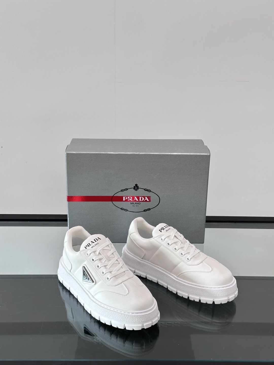 Prada/普拉达 男士新款运动休闲鞋，这款运动鞋鞋面采用科技面料。外侧饰以P家经典金属三角珐琅徽标，真