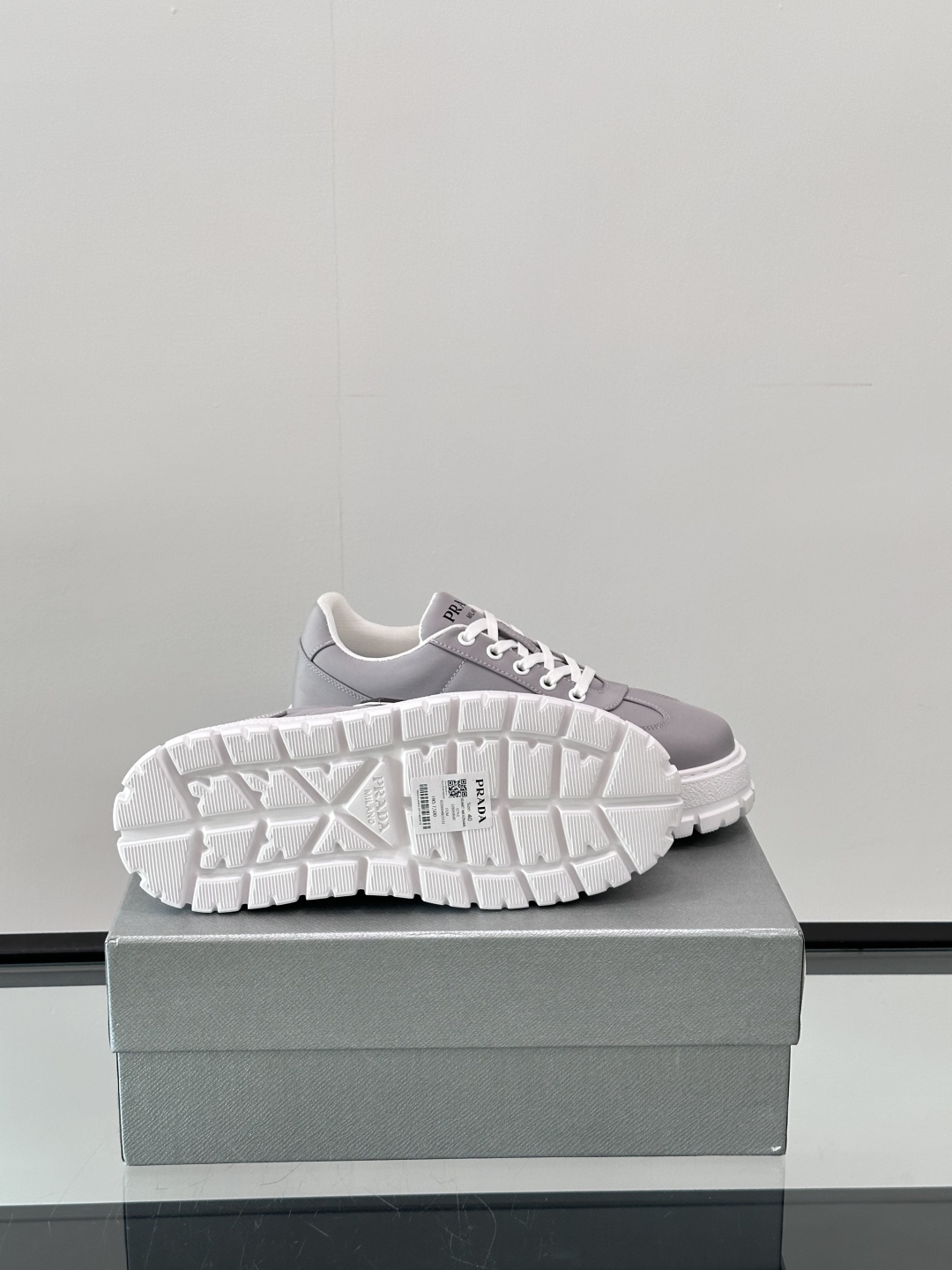 Prada/普拉达 男士新款运动休闲鞋，这款运动鞋鞋面采用科技面料。外侧饰以P家经典金属三角珐琅徽标，真