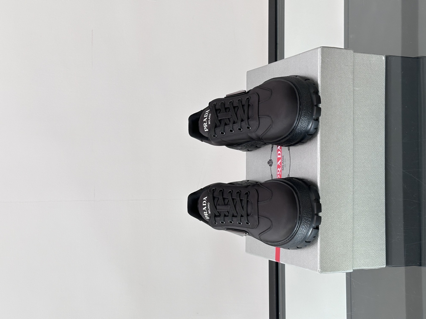Prada/普拉达 男士新款运动休闲鞋，这款运动鞋鞋面采用科技面料。外侧饰以P家经典金属三角珐琅徽标，真
