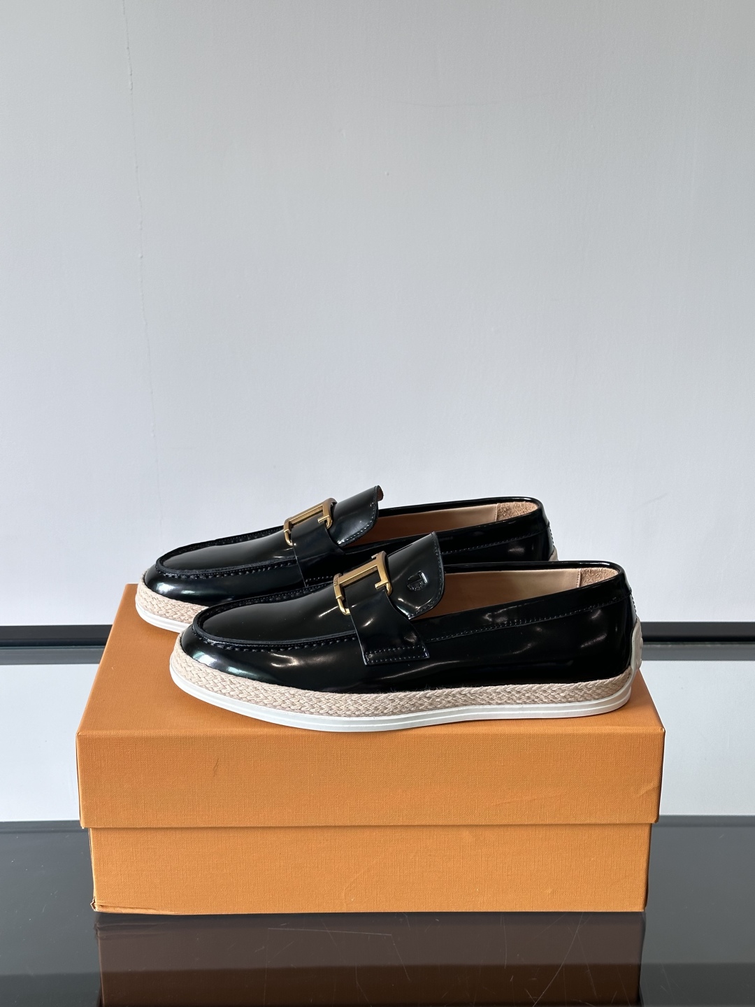 Tod'S/托德斯男士乐福鞋本款乐福鞋以雅致的进口头层牛皮革制成， 配以品牌logo横条装饰，外露手工缝
