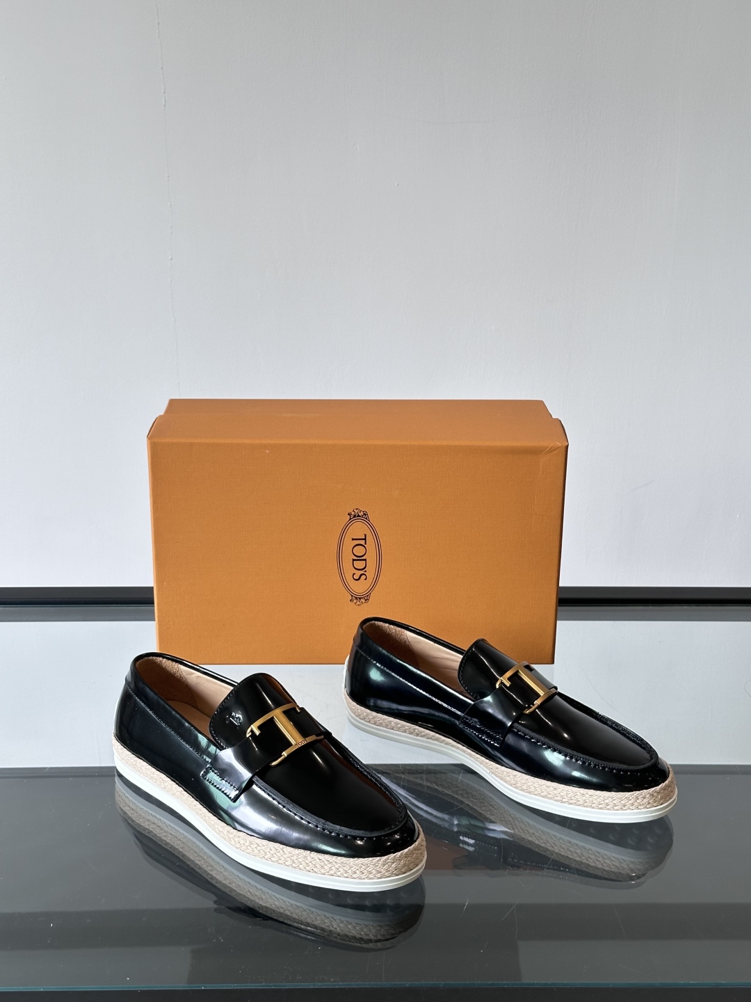 Tod'S/托德斯男士乐福鞋本款乐福鞋以雅致的进口头层牛皮革制成， 配以品牌logo横条装饰，外露手工缝
