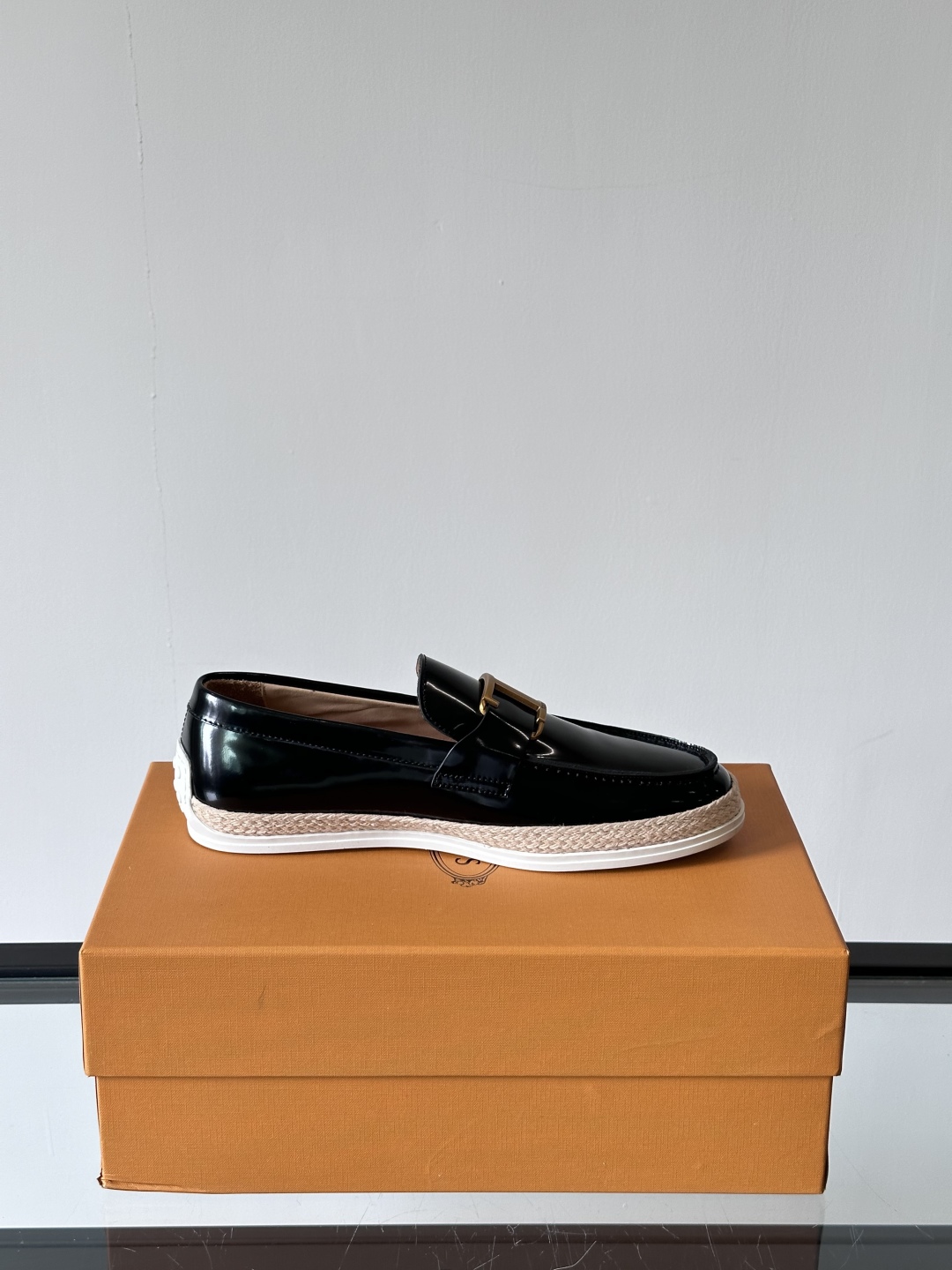 Tod'S/托德斯男士乐福鞋本款乐福鞋以雅致的进口头层牛皮革制成， 配以品牌logo横条装饰，外露手工缝