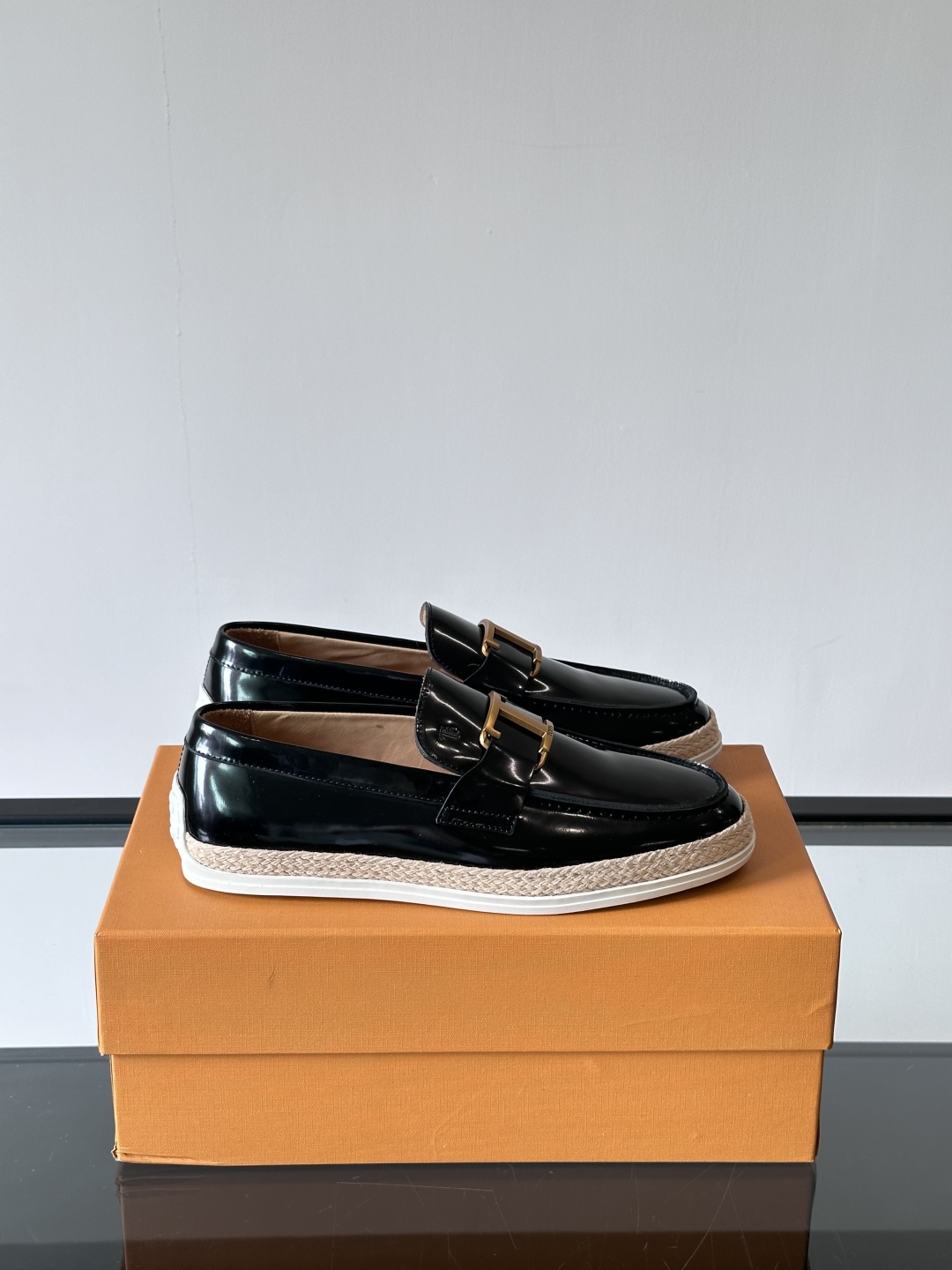 Tod'S/托德斯男士乐福鞋本款乐福鞋以雅致的进口头层牛皮革制成， 配以品牌logo横条装饰，外露手工缝