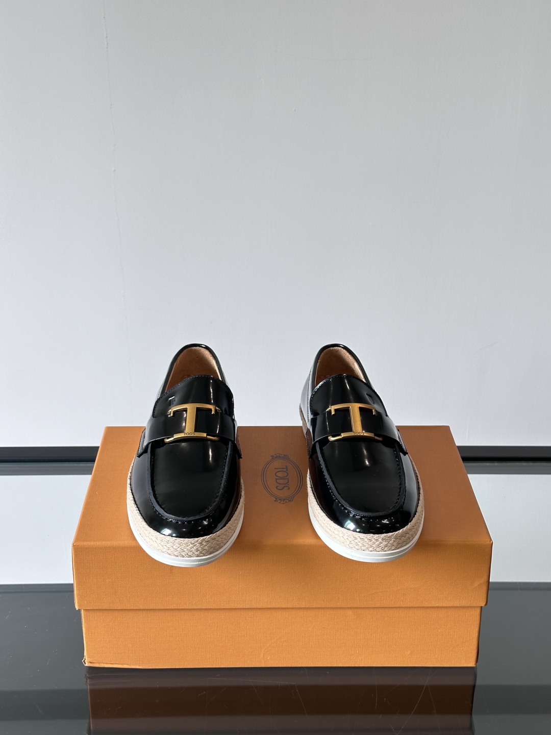 Tod'S/托德斯男士乐福鞋本款乐福鞋以雅致的进口头层牛皮革制成， 配以品牌logo横条装饰，外露手工缝