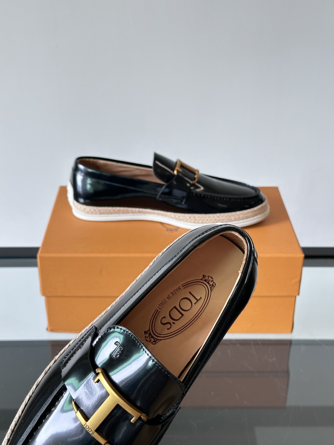 Tod'S/托德斯男士乐福鞋本款乐福鞋以雅致的进口头层牛皮革制成， 配以品牌logo横条装饰，外露手工缝