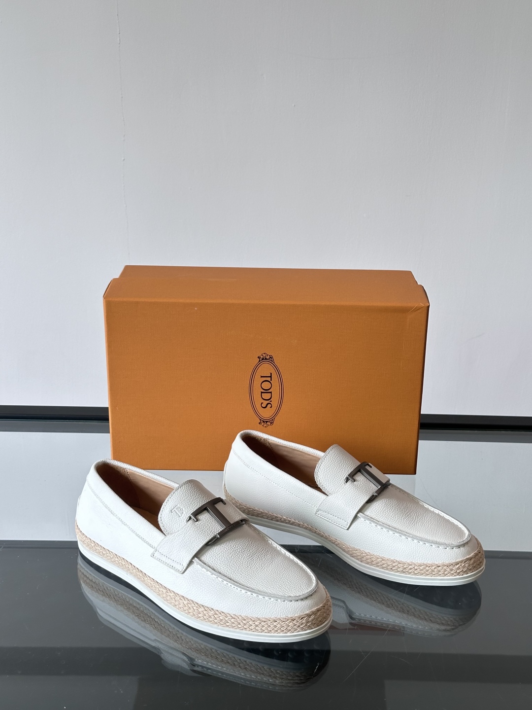 Tod'S/托德斯男士乐福鞋本款乐福鞋以雅致的进口头层牛皮革制成， 配以品牌logo横条装饰，外露手工缝