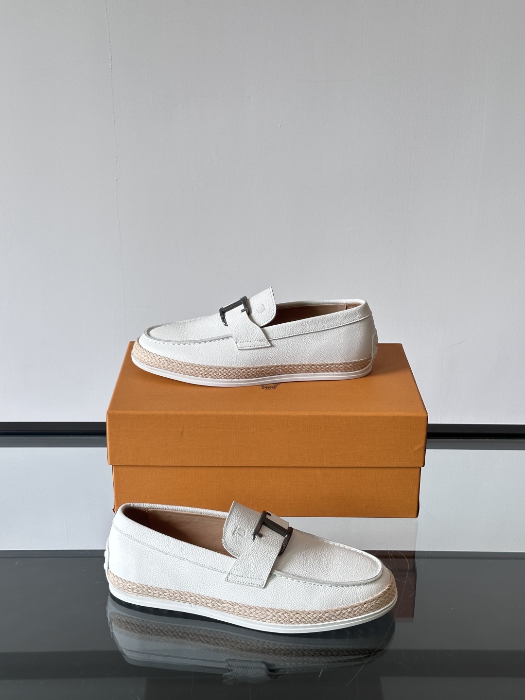 Tod'S/托德斯男士乐福鞋本款乐福鞋以雅致的进口头层牛皮革制成， 配以品牌logo横条装饰，外露手工缝
