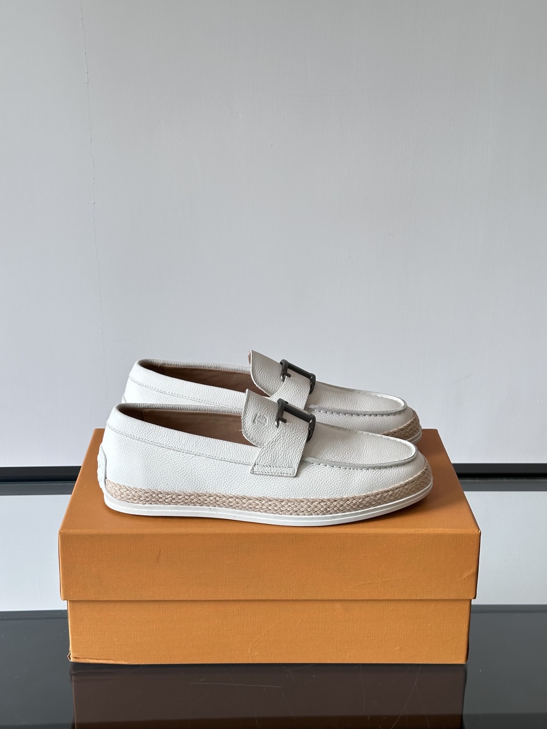 Tod'S/托德斯男士乐福鞋本款乐福鞋以雅致的进口头层牛皮革制成， 配以品牌logo横条装饰，外露手工缝