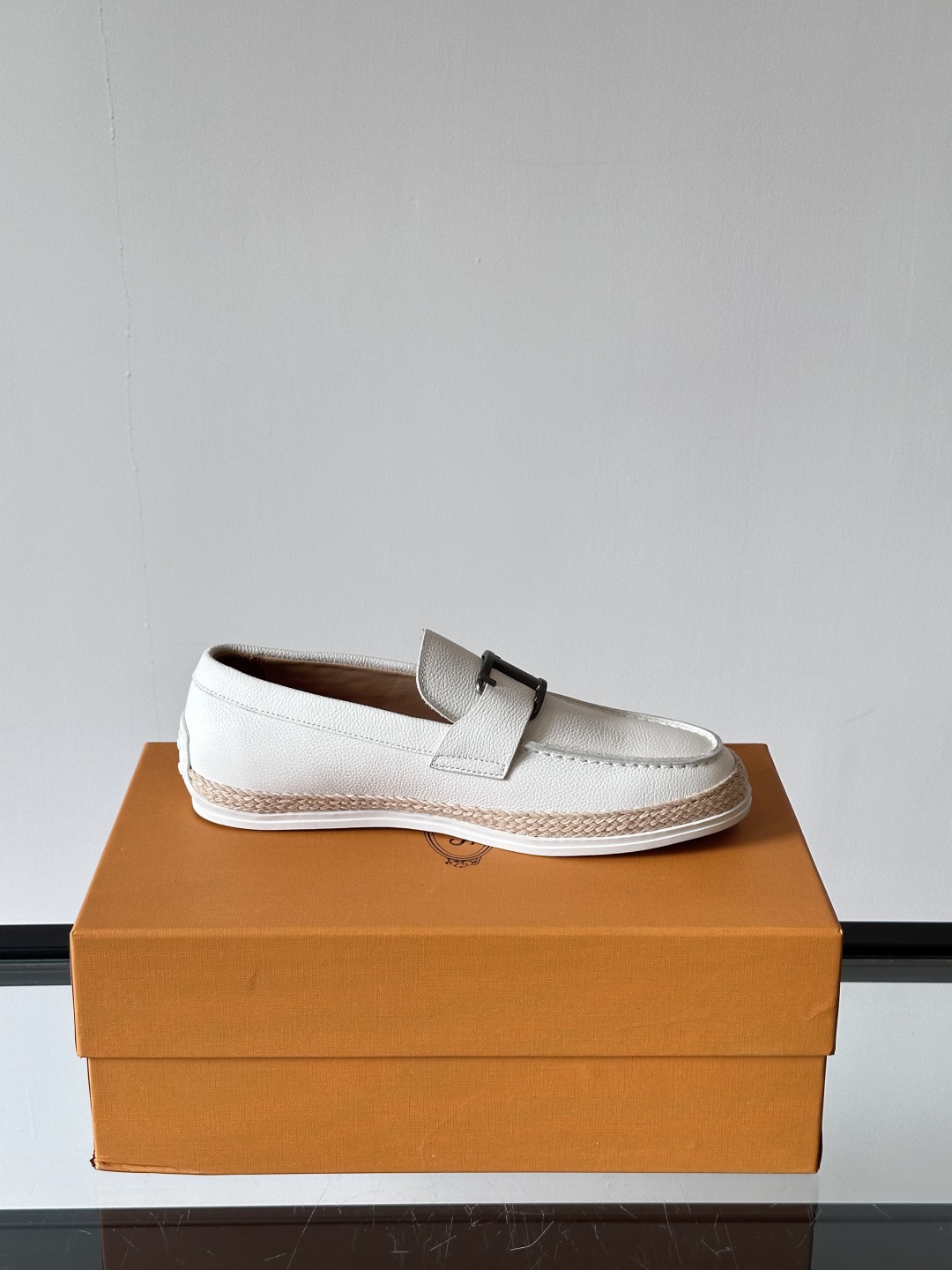Tod'S/托德斯男士乐福鞋本款乐福鞋以雅致的进口头层牛皮革制成， 配以品牌logo横条装饰，外露手工缝