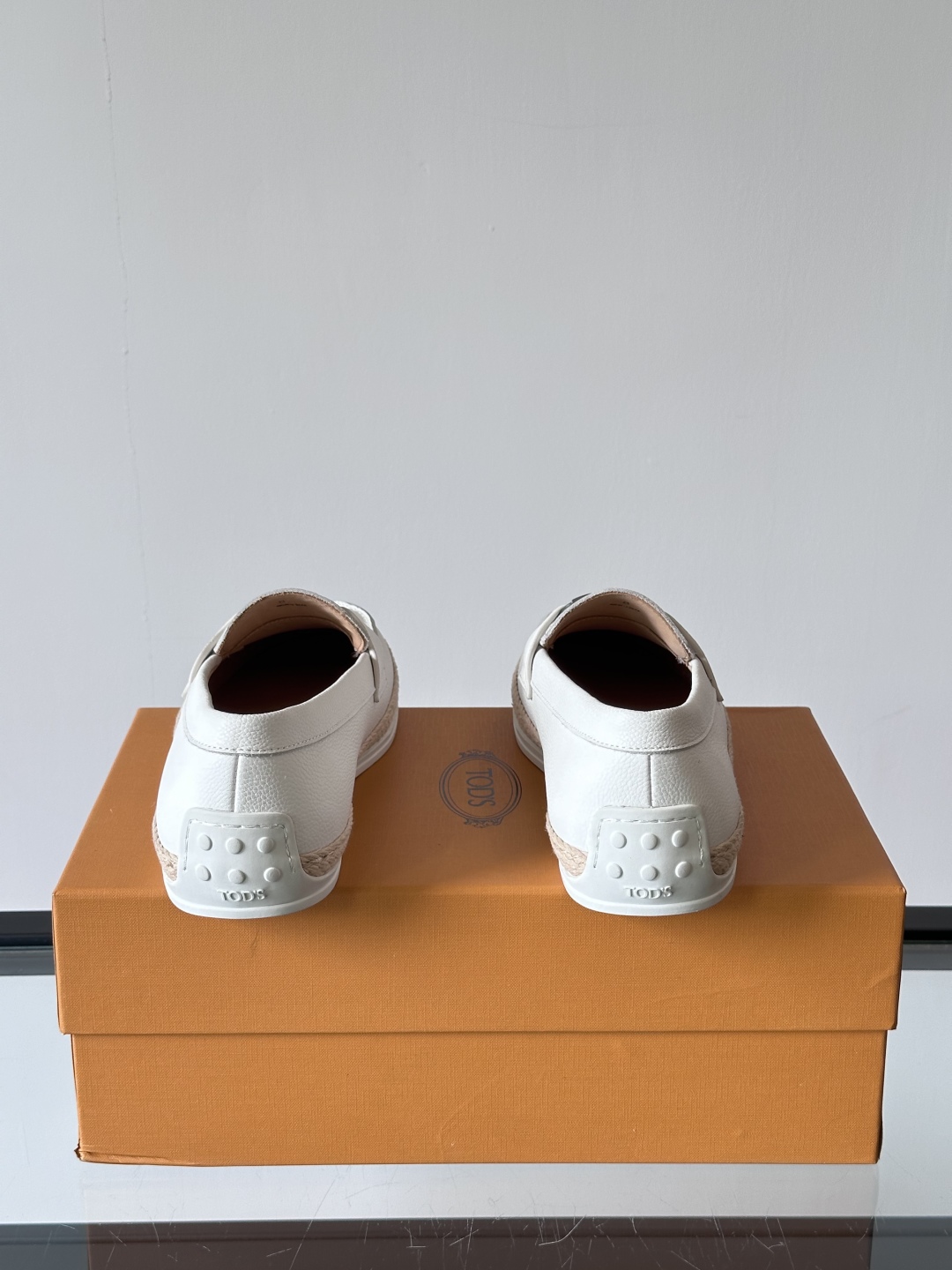 Tod'S/托德斯男士乐福鞋本款乐福鞋以雅致的进口头层牛皮革制成， 配以品牌logo横条装饰，外露手工缝