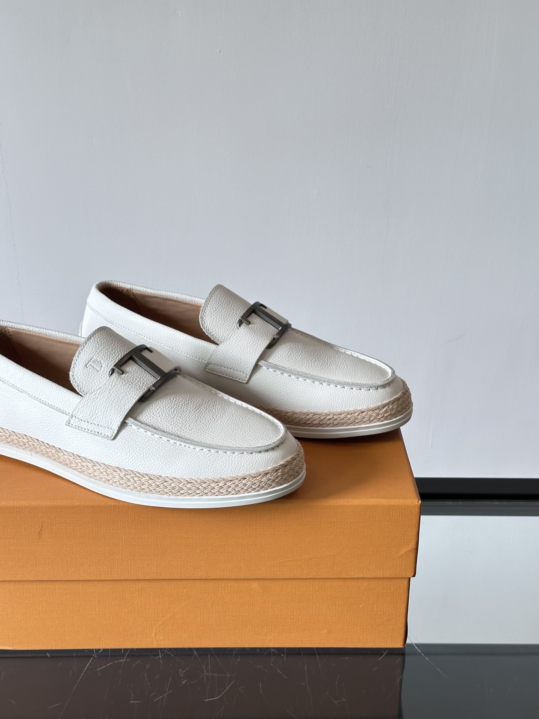Tod'S/托德斯男士乐福鞋本款乐福鞋以雅致的进口头层牛皮革制成， 配以品牌logo横条装饰，外露手工缝