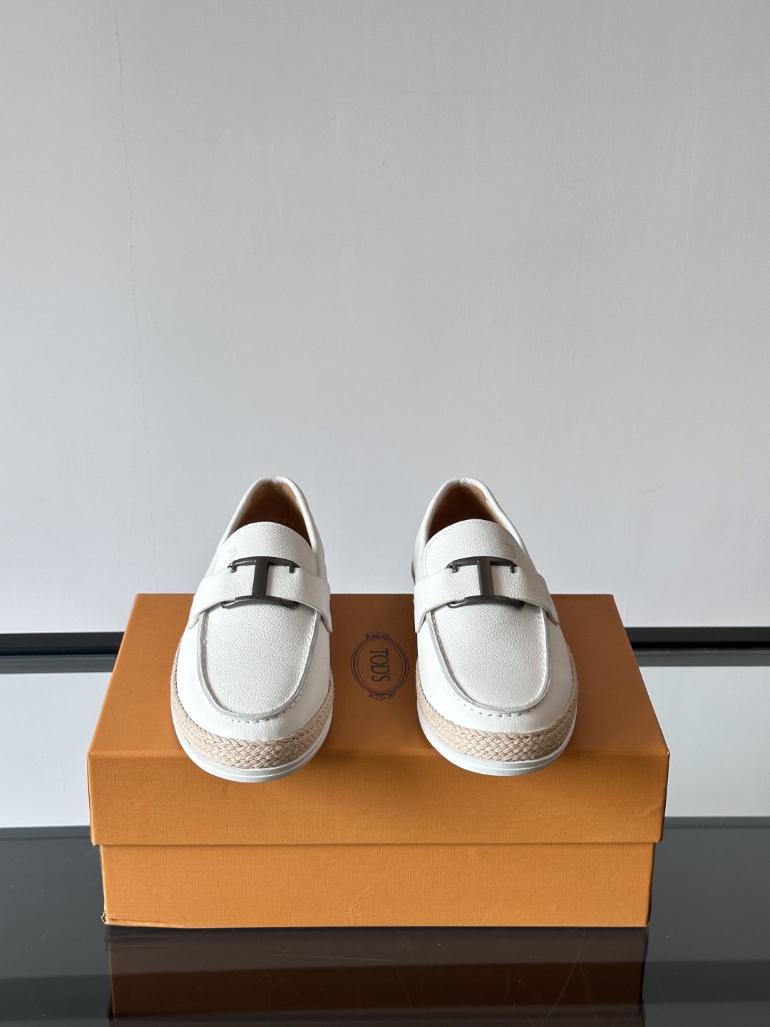Tod'S/托德斯男士乐福鞋本款乐福鞋以雅致的进口头层牛皮革制成， 配以品牌logo横条装饰，外露手工缝