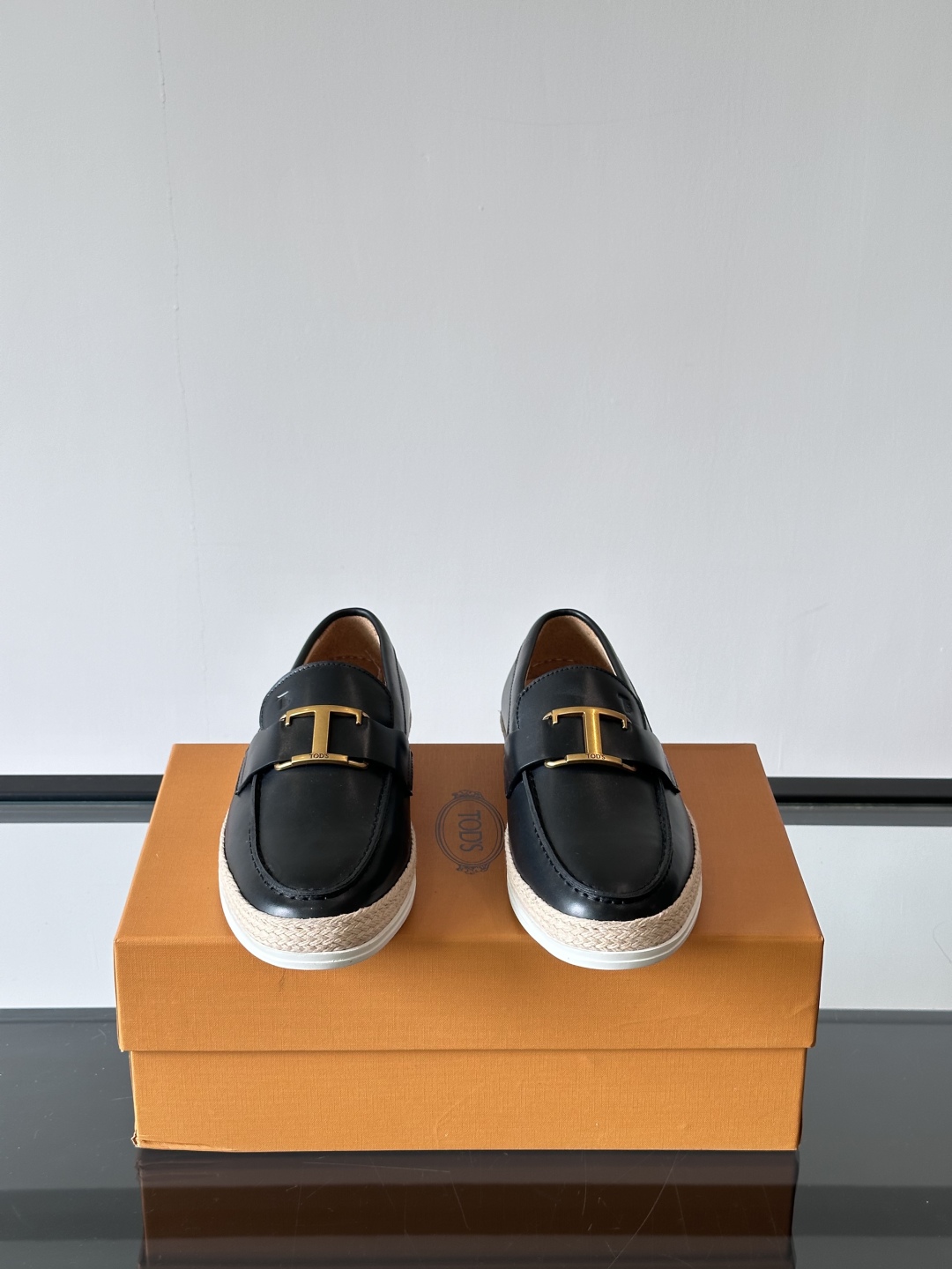 Tod'S/托德斯男士乐福鞋本款乐福鞋以雅致的进口头层牛皮革制成， 配以品牌logo横条装饰，外露手工缝