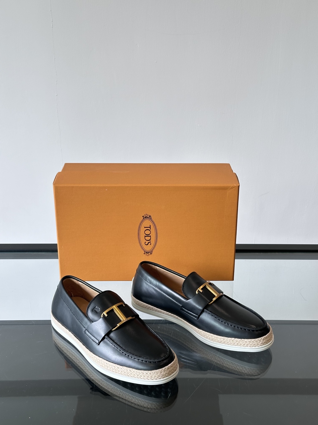 Tod'S/托德斯男士乐福鞋本款乐福鞋以雅致的进口头层牛皮革制成， 配以品牌logo横条装饰，外露手工缝