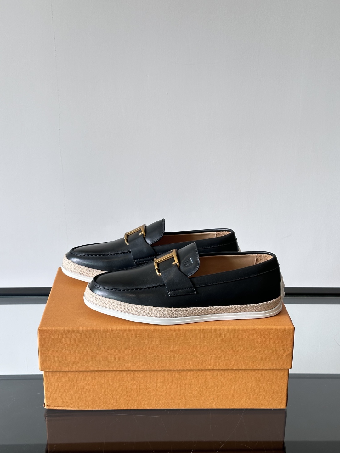 Tod'S/托德斯男士乐福鞋本款乐福鞋以雅致的进口头层牛皮革制成， 配以品牌logo横条装饰，外露手工缝