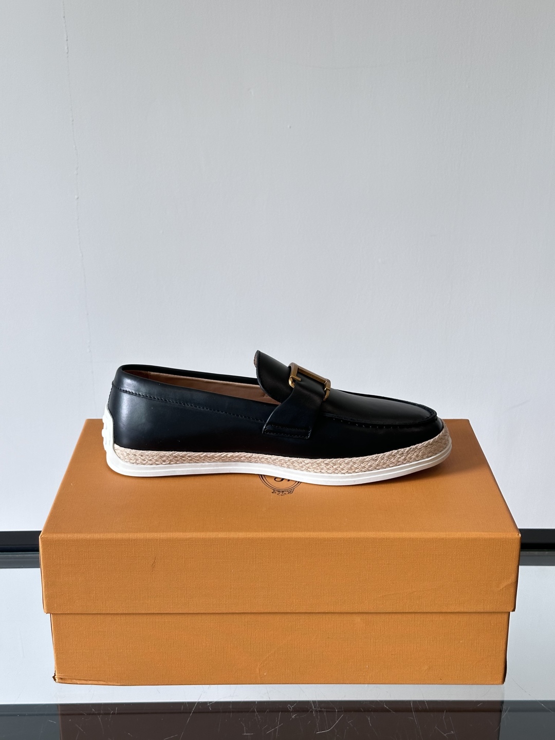 Tod'S/托德斯男士乐福鞋本款乐福鞋以雅致的进口头层牛皮革制成， 配以品牌logo横条装饰，外露手工缝