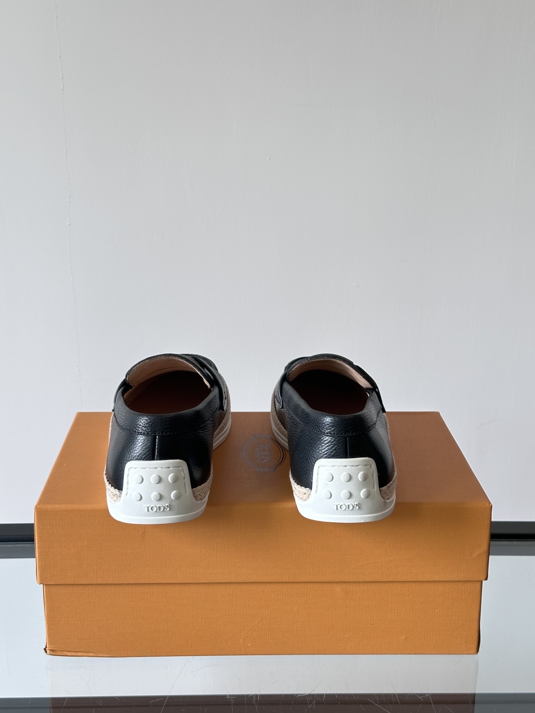 Tod'S/托德斯男士乐福鞋本款乐福鞋以雅致的进口头层牛皮革制成， 配以品牌logo横条装饰，外露手工缝