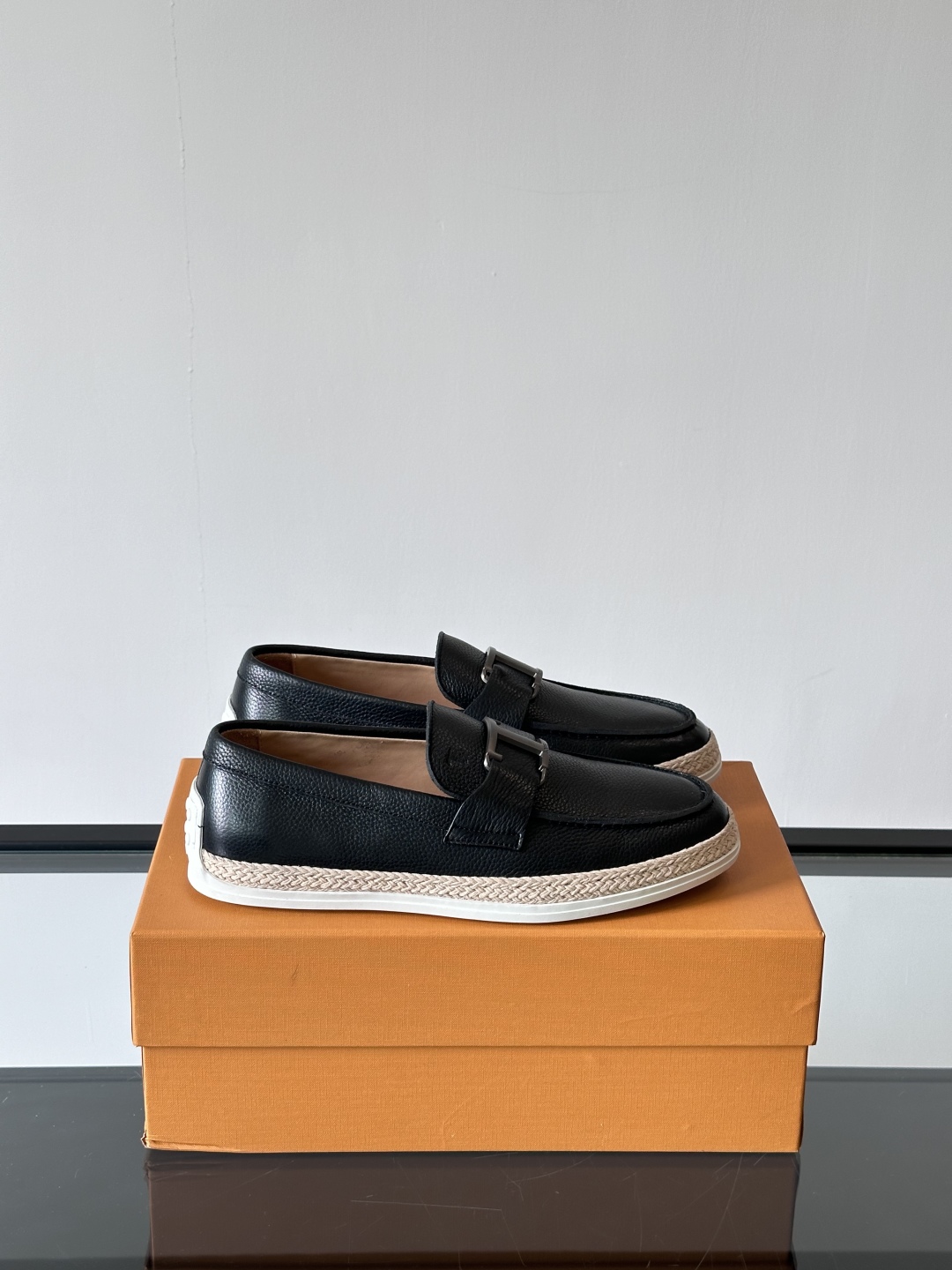 Tod'S/托德斯男士乐福鞋本款乐福鞋以雅致的进口头层牛皮革制成， 配以品牌logo横条装饰，外露手工缝