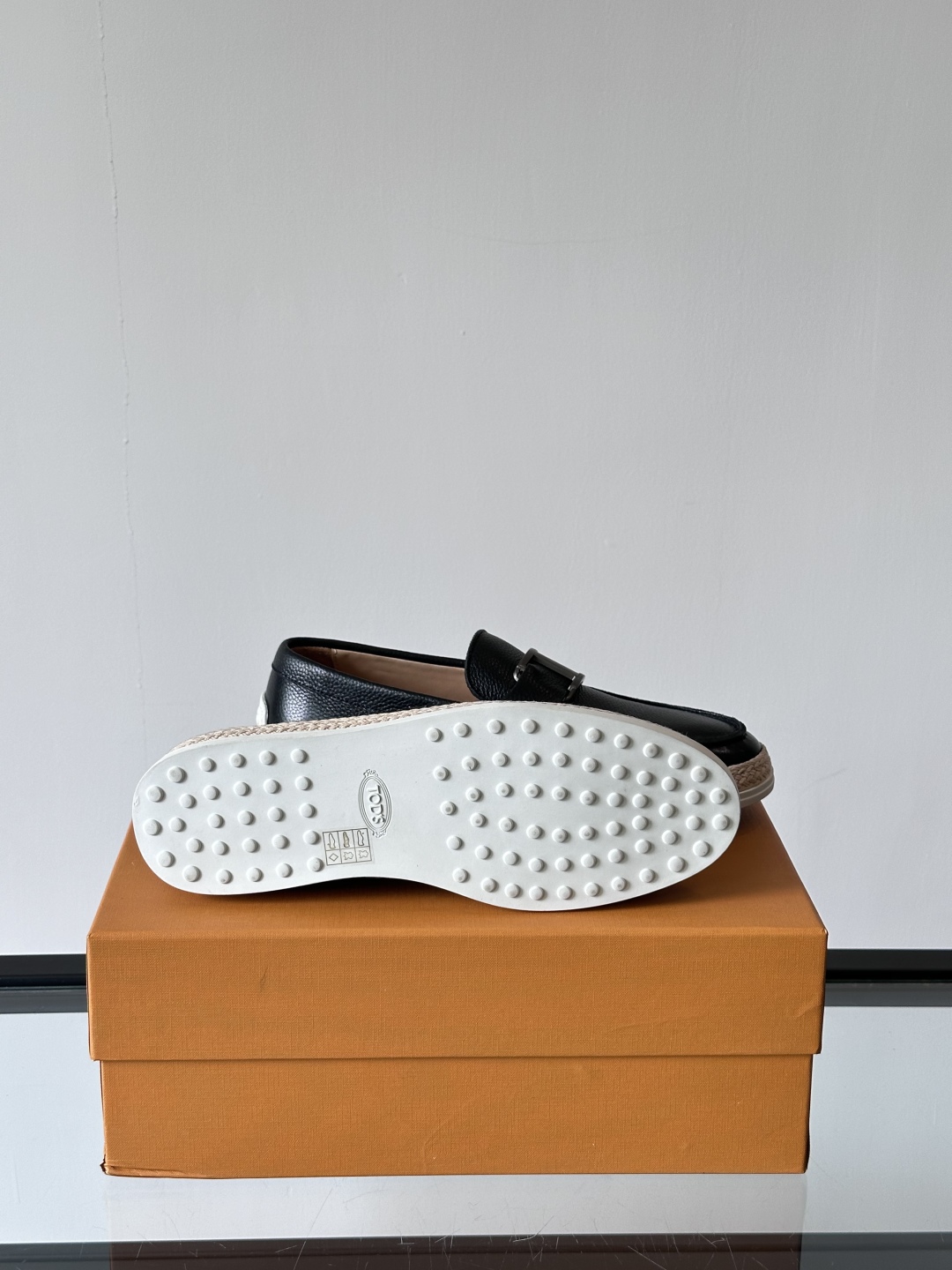 Tod'S/托德斯男士乐福鞋本款乐福鞋以雅致的进口头层牛皮革制成， 配以品牌logo横条装饰，外露手工缝