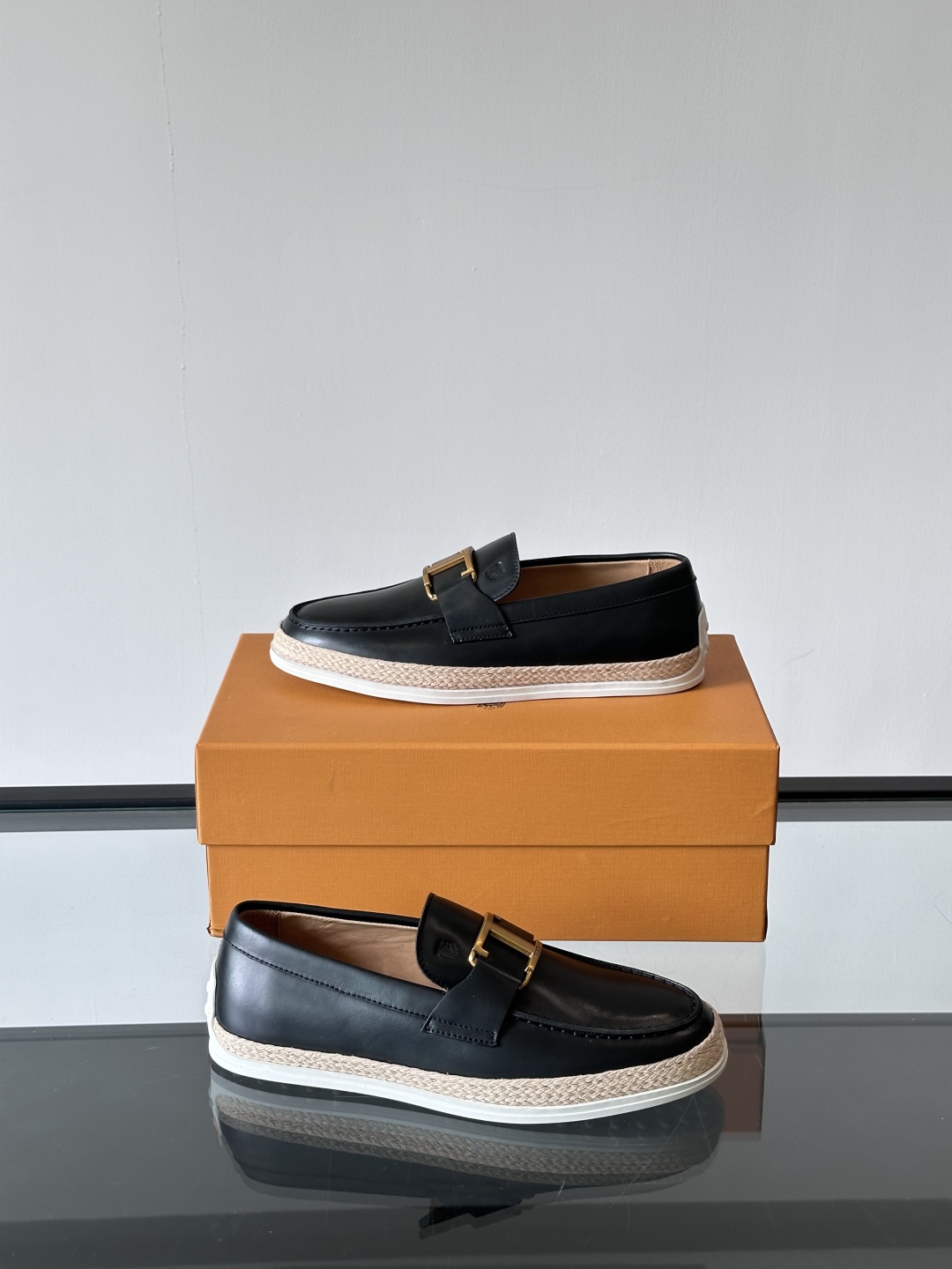 Tod'S/托德斯男士乐福鞋本款乐福鞋以雅致的进口头层牛皮革制成， 配以品牌logo横条装饰，外露手工缝