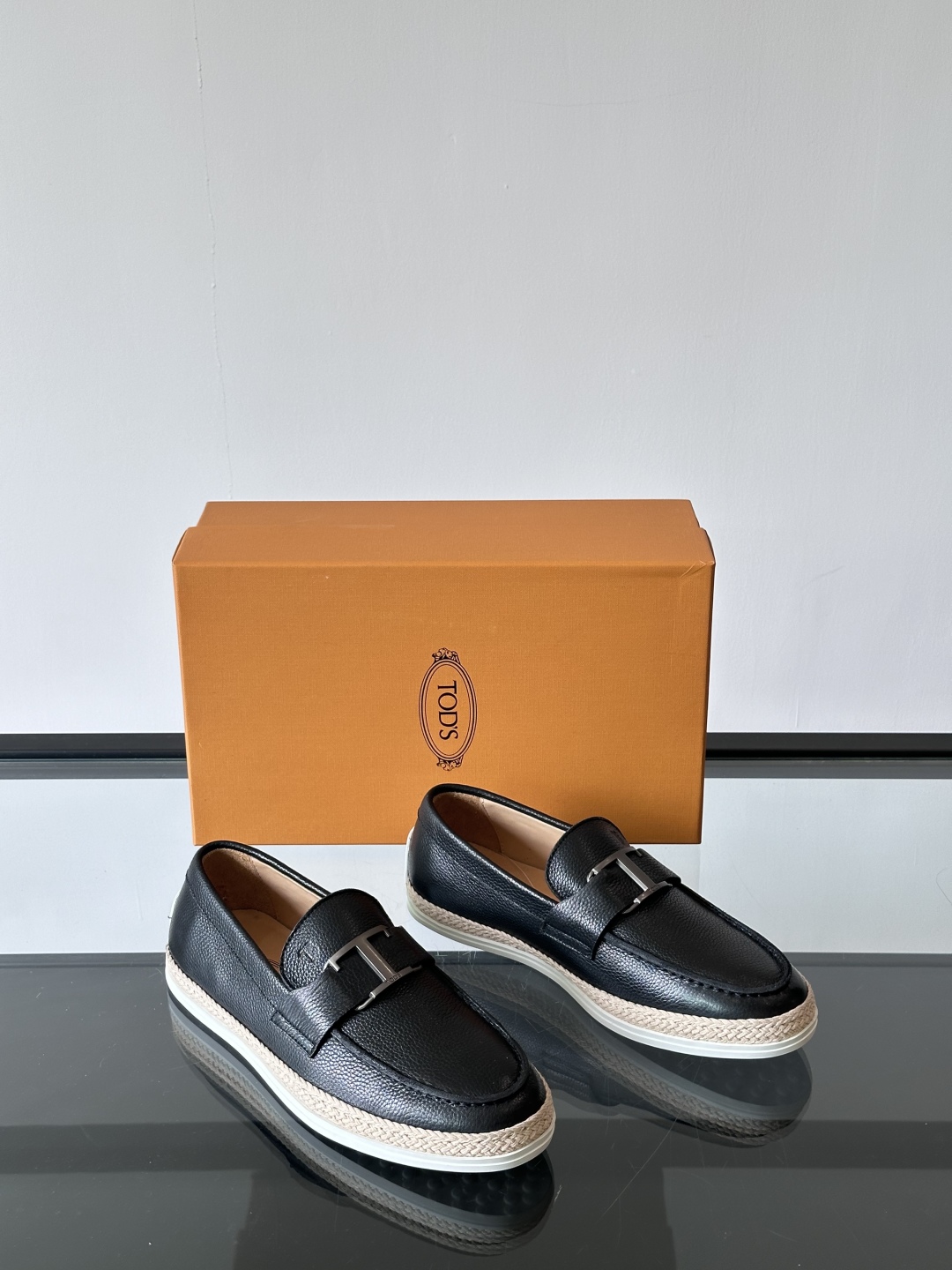 Tod'S/托德斯男士乐福鞋本款乐福鞋以雅致的进口头层牛皮革制成， 配以品牌logo横条装饰，外露手工缝