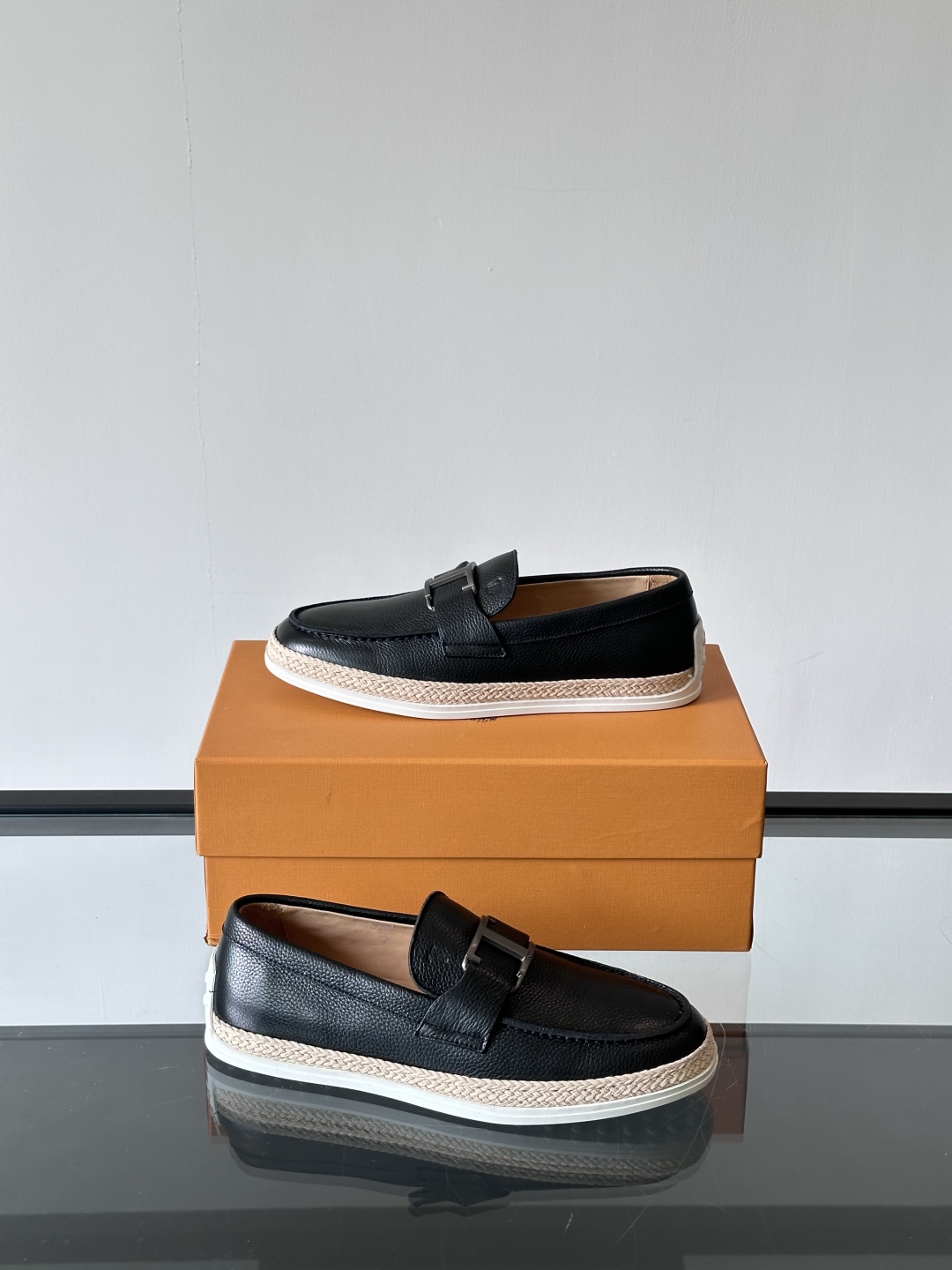 Tod'S/托德斯男士乐福鞋本款乐福鞋以雅致的进口头层牛皮革制成， 配以品牌logo横条装饰，外露手工缝