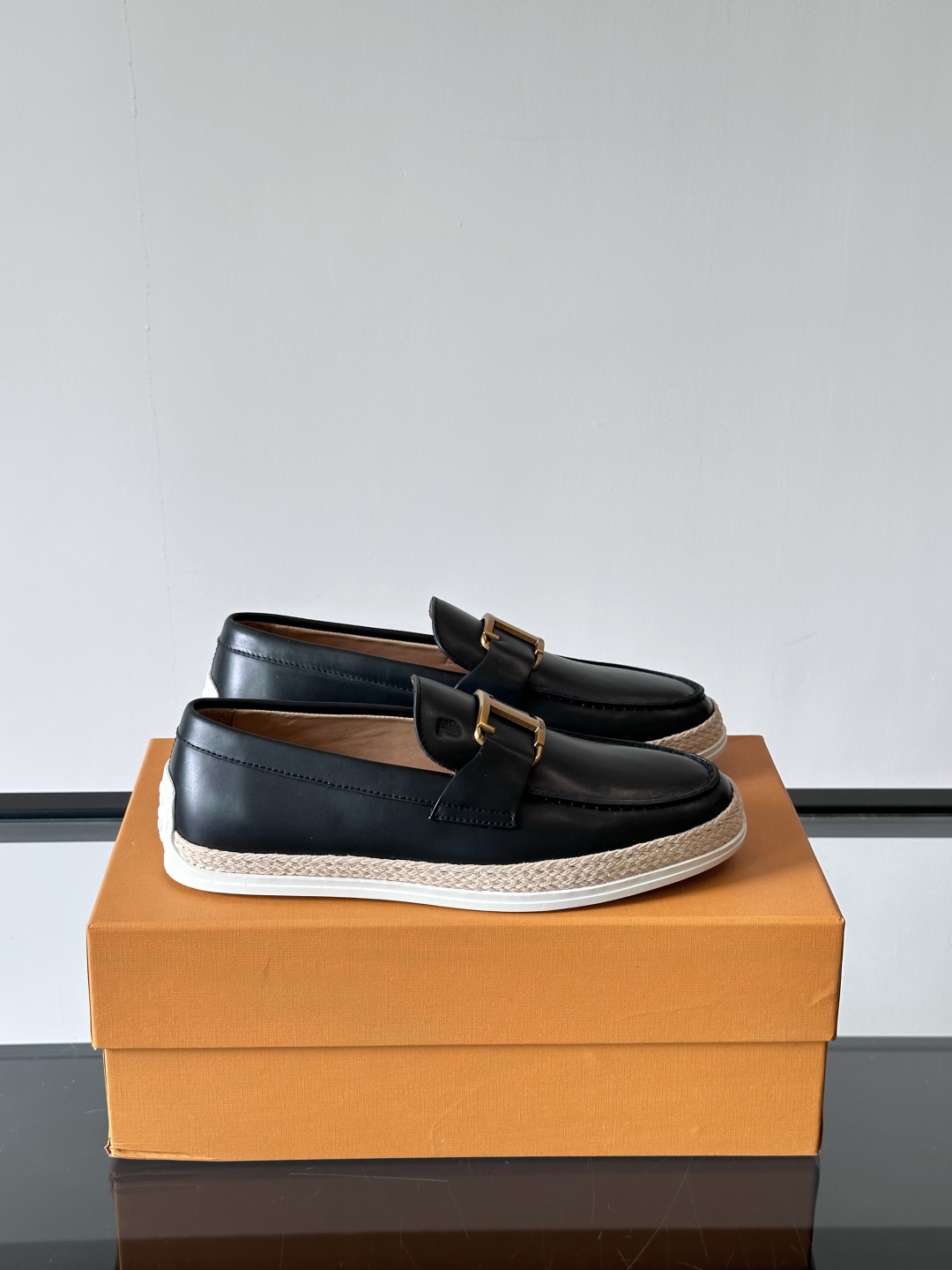 Tod'S/托德斯男士乐福鞋本款乐福鞋以雅致的进口头层牛皮革制成， 配以品牌logo横条装饰，外露手工缝