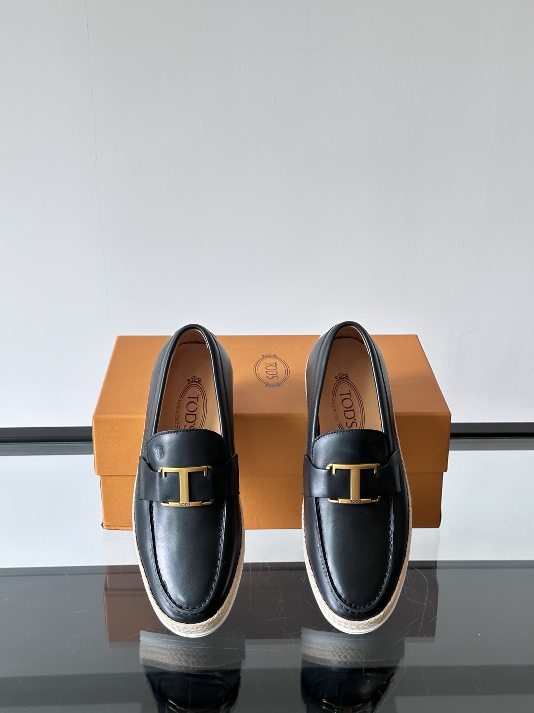 Tod'S/托德斯男士乐福鞋本款乐福鞋以雅致的进口头层牛皮革制成， 配以品牌logo横条装饰，外露手工缝