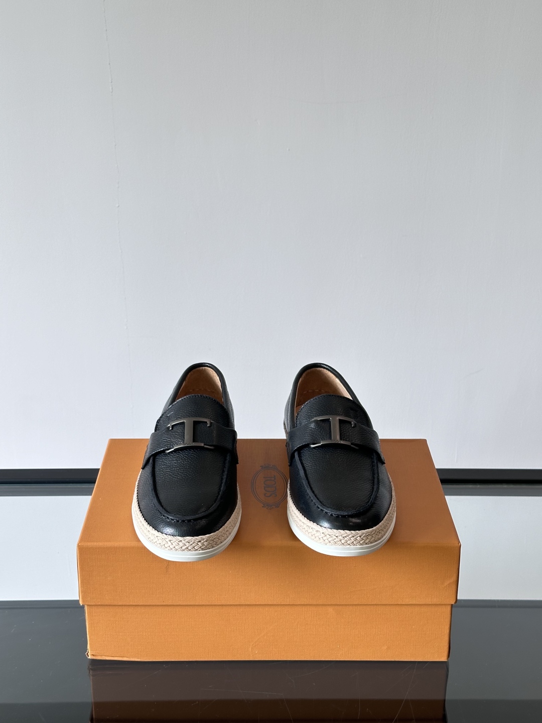 Tod'S/托德斯男士乐福鞋本款乐福鞋以雅致的进口头层牛皮革制成， 配以品牌logo横条装饰，外露手工缝