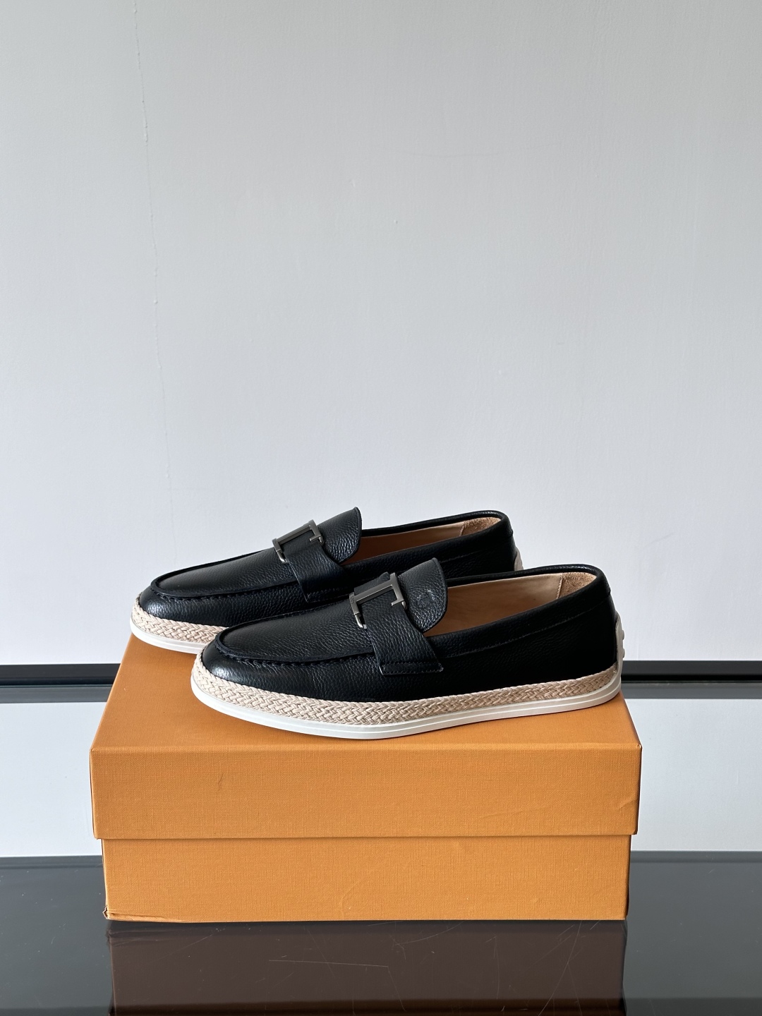 Tod'S/托德斯男士乐福鞋本款乐福鞋以雅致的进口头层牛皮革制成， 配以品牌logo横条装饰，外露手工缝