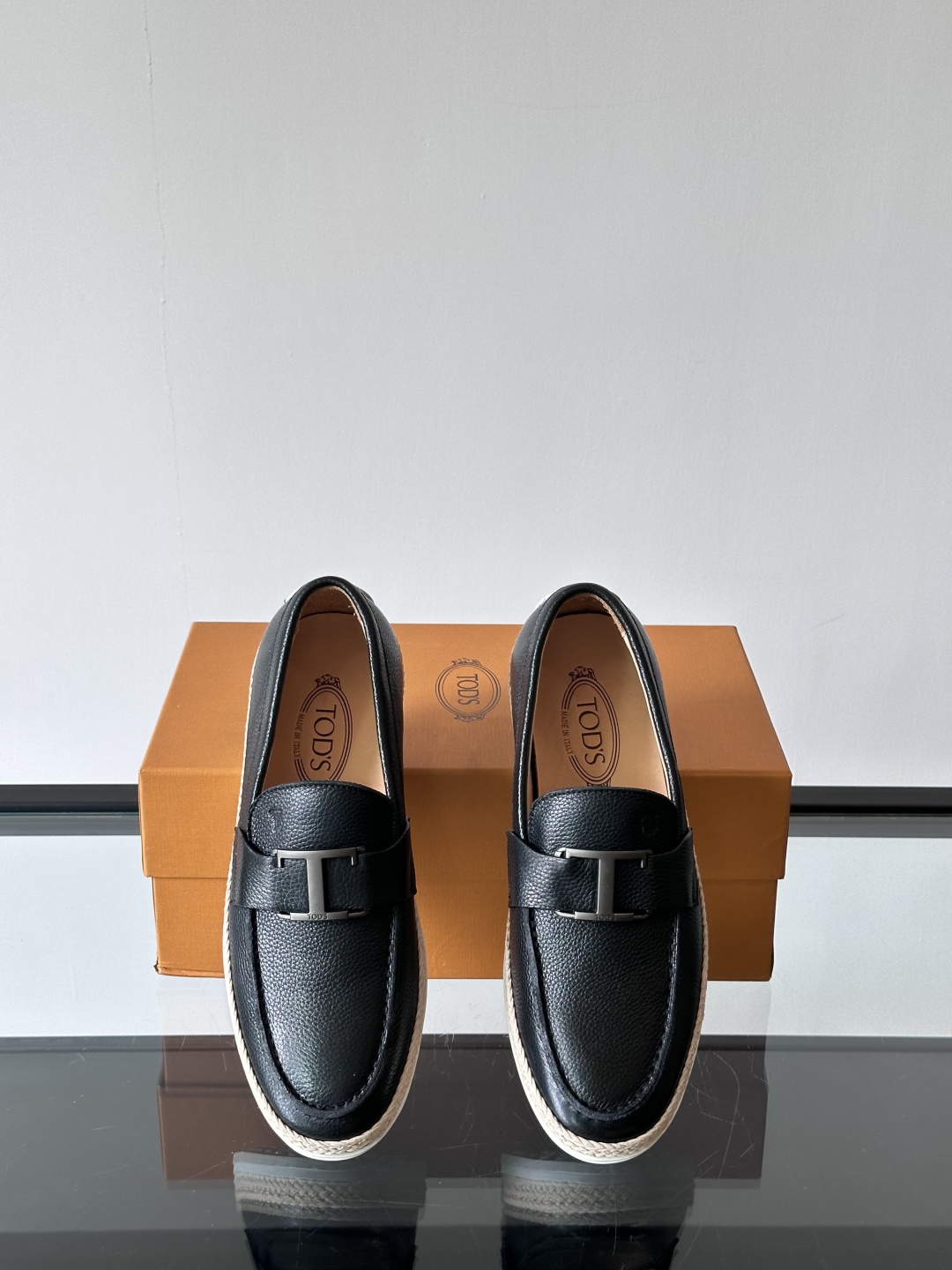 Tod'S/托德斯男士乐福鞋本款乐福鞋以雅致的进口头层牛皮革制成， 配以品牌logo横条装饰，外露手工缝