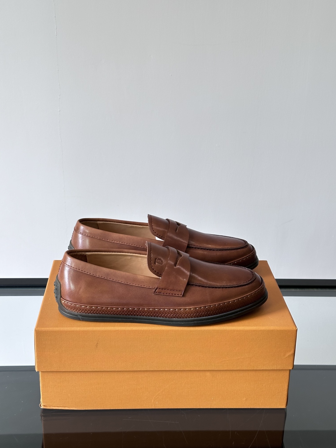Tod'S/托德斯男士乐福鞋本款乐福鞋以雅致的进口头层牛皮革制成， 配以品牌logo横条装饰，外露手工缝