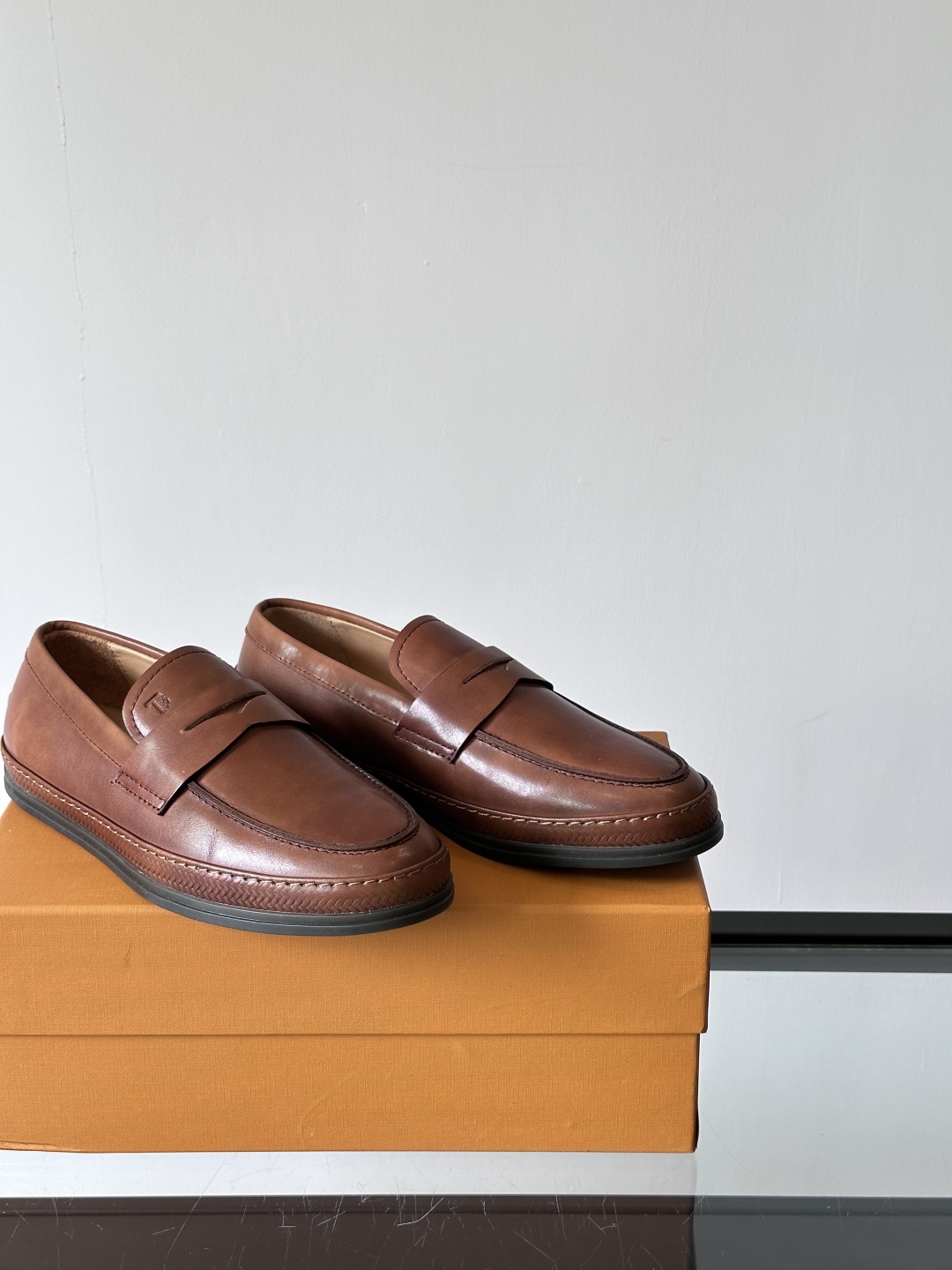 Tod'S/托德斯男士乐福鞋本款乐福鞋以雅致的进口头层牛皮革制成， 配以品牌logo横条装饰，外露手工缝