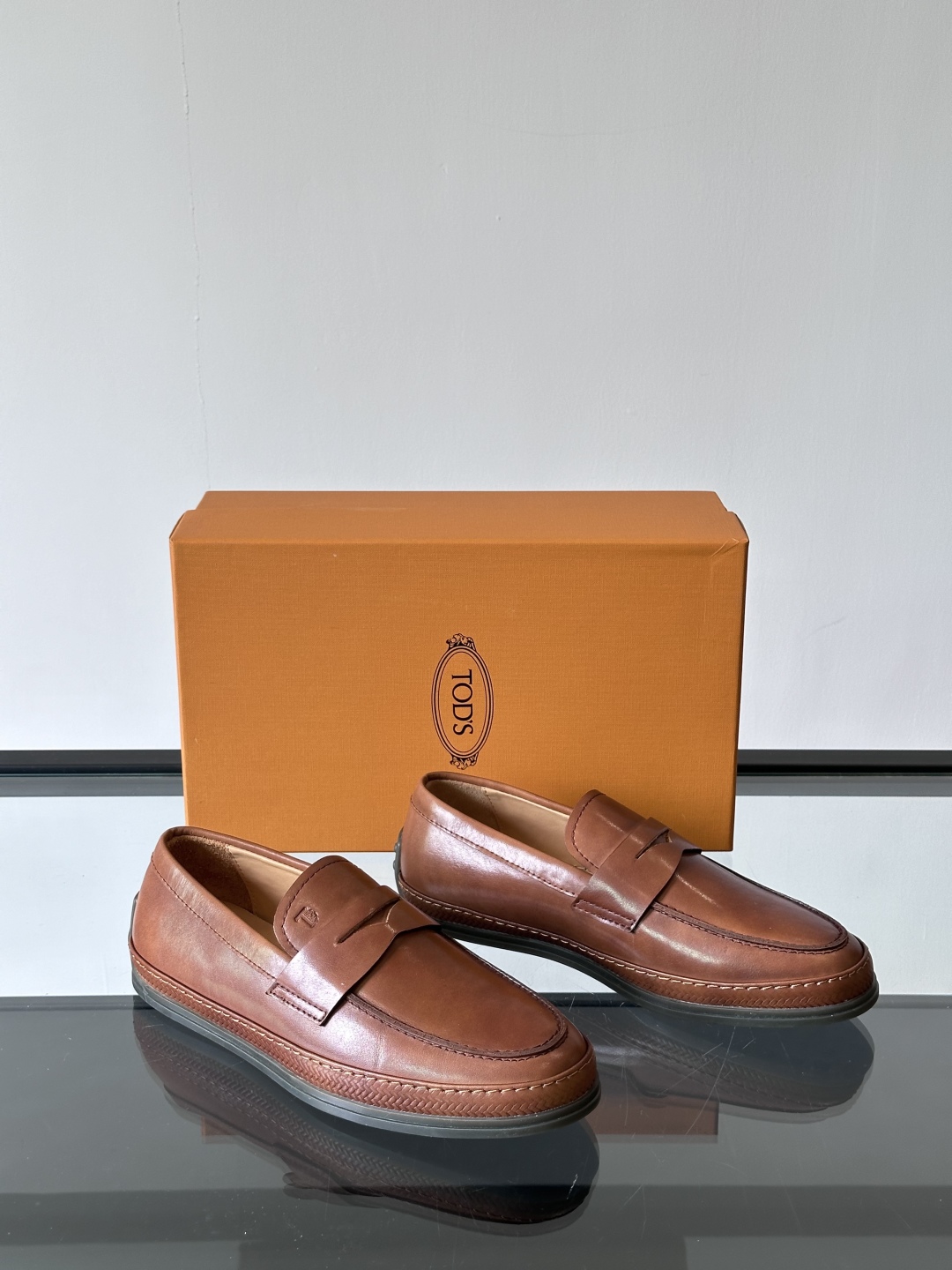 Tod'S/托德斯男士乐福鞋本款乐福鞋以雅致的进口头层牛皮革制成， 配以品牌logo横条装饰，外露手工缝