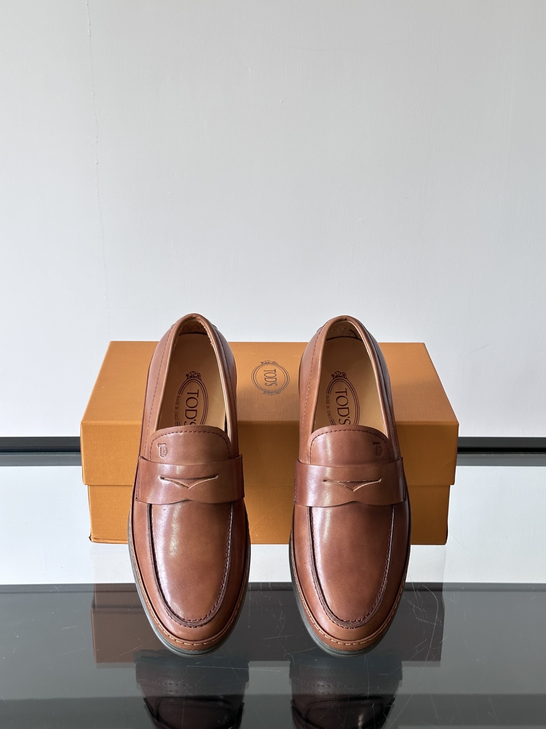 Tod'S/托德斯男士乐福鞋本款乐福鞋以雅致的进口头层牛皮革制成， 配以品牌logo横条装饰，外露手工缝