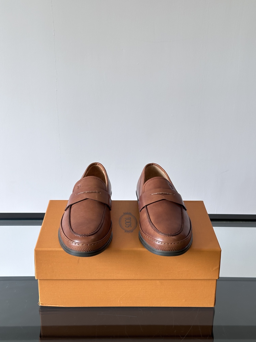 Tod'S/托德斯男士乐福鞋本款乐福鞋以雅致的进口头层牛皮革制成， 配以品牌logo横条装饰，外露手工缝