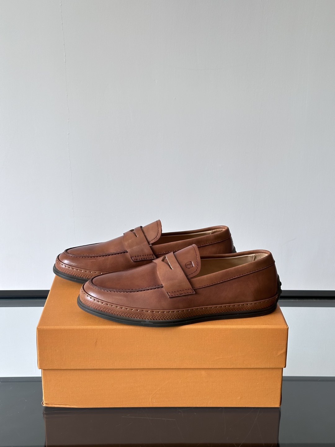 Tod'S/托德斯男士乐福鞋本款乐福鞋以雅致的进口头层牛皮革制成， 配以品牌logo横条装饰，外露手工缝