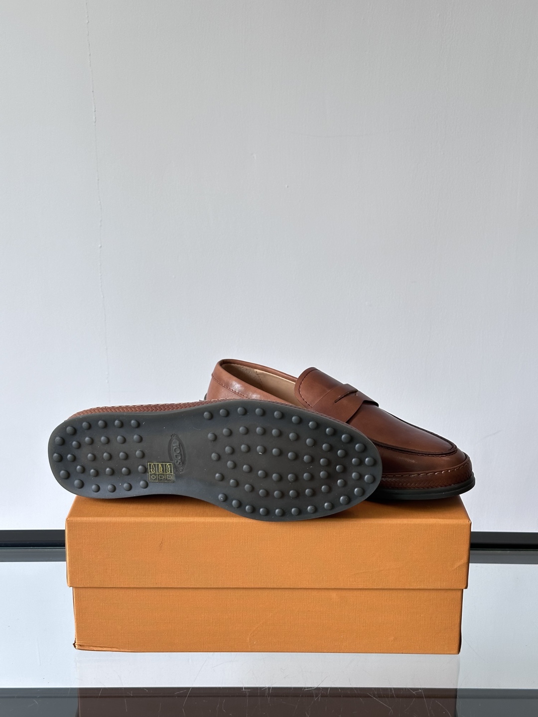 Tod'S/托德斯男士乐福鞋本款乐福鞋以雅致的进口头层牛皮革制成， 配以品牌logo横条装饰，外露手工缝
