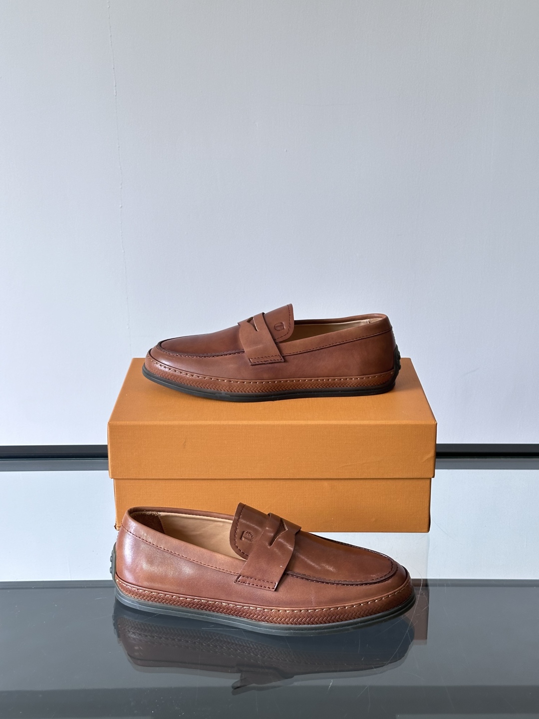 Tod'S/托德斯男士乐福鞋本款乐福鞋以雅致的进口头层牛皮革制成， 配以品牌logo横条装饰，外露手工缝