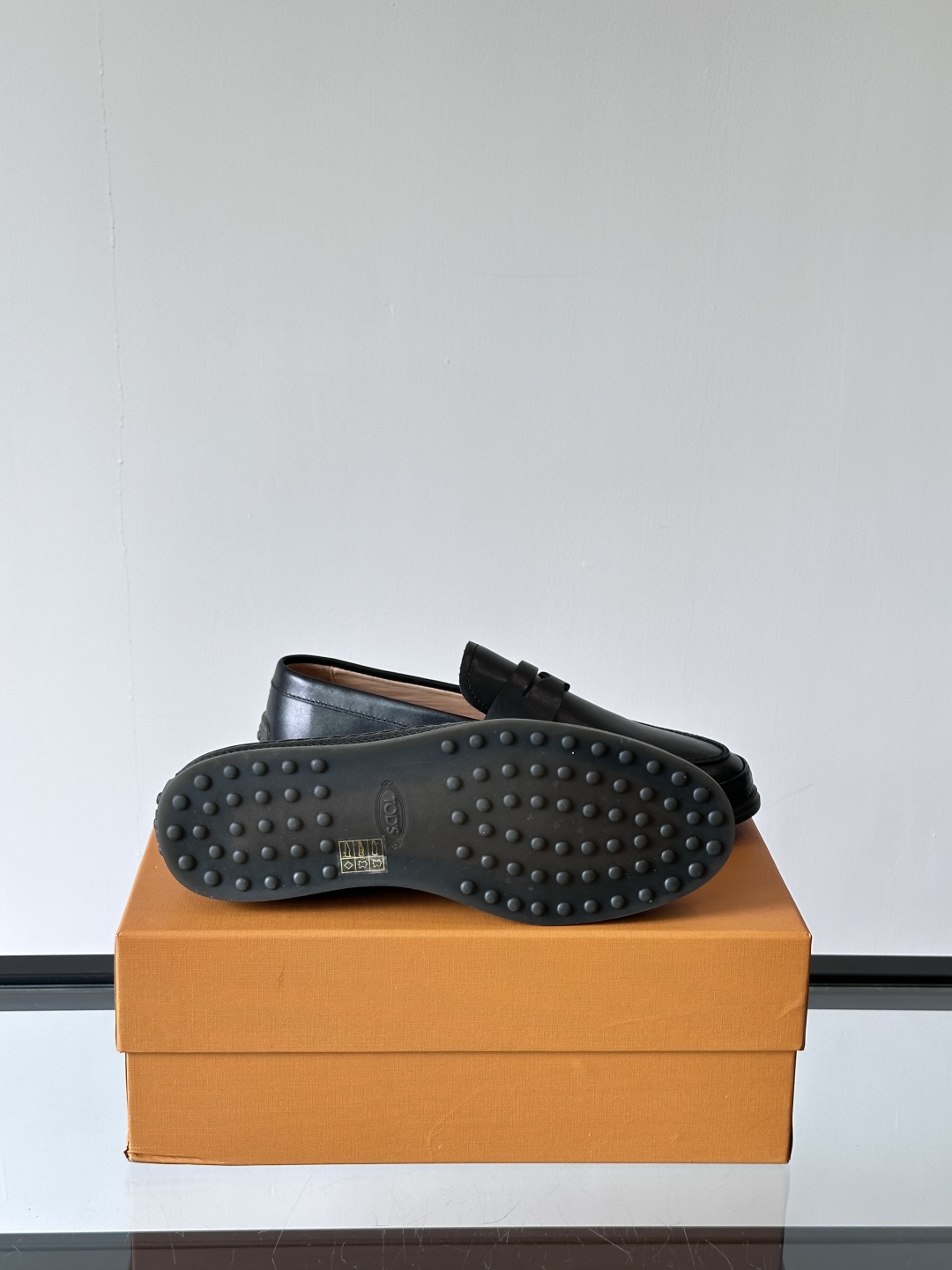 Tod'S/托德斯男士乐福鞋本款乐福鞋以雅致的进口头层牛皮革制成， 配以品牌logo横条装饰，外露手工缝