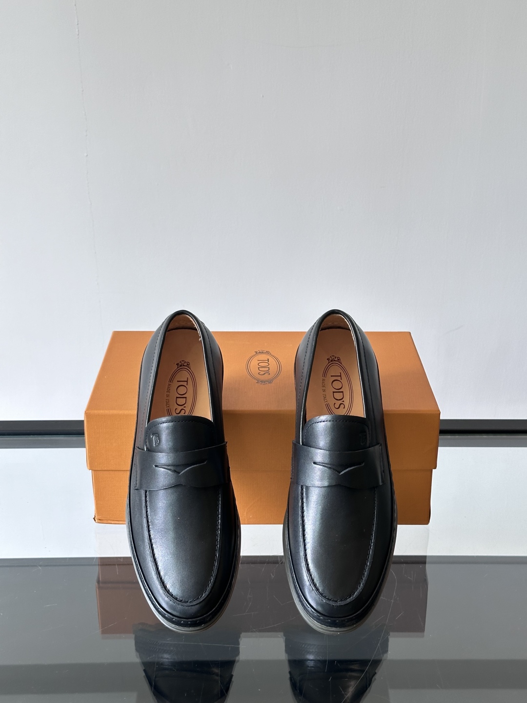 Tod'S/托德斯男士乐福鞋本款乐福鞋以雅致的进口头层牛皮革制成， 配以品牌logo横条装饰，外露手工缝