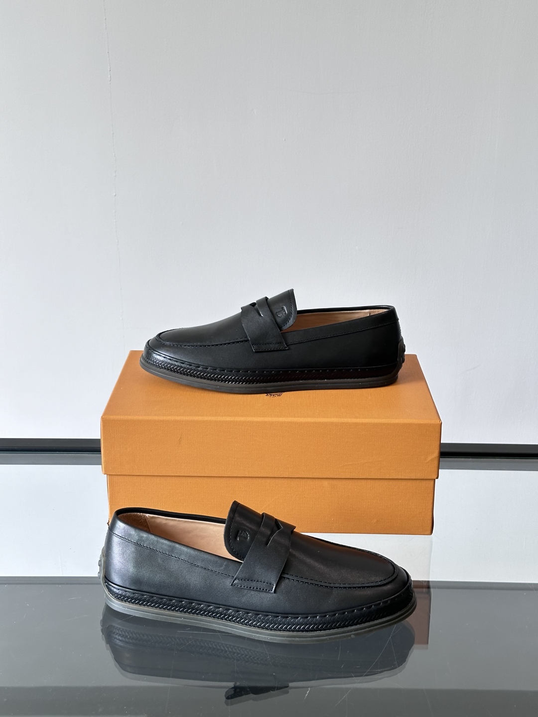 Tod'S/托德斯男士乐福鞋本款乐福鞋以雅致的进口头层牛皮革制成， 配以品牌logo横条装饰，外露手工缝