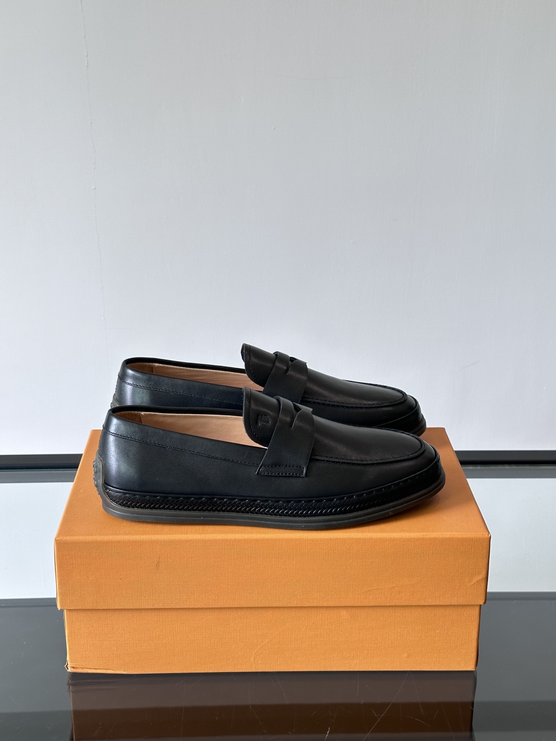 Tod'S/托德斯男士乐福鞋本款乐福鞋以雅致的进口头层牛皮革制成， 配以品牌logo横条装饰，外露手工缝