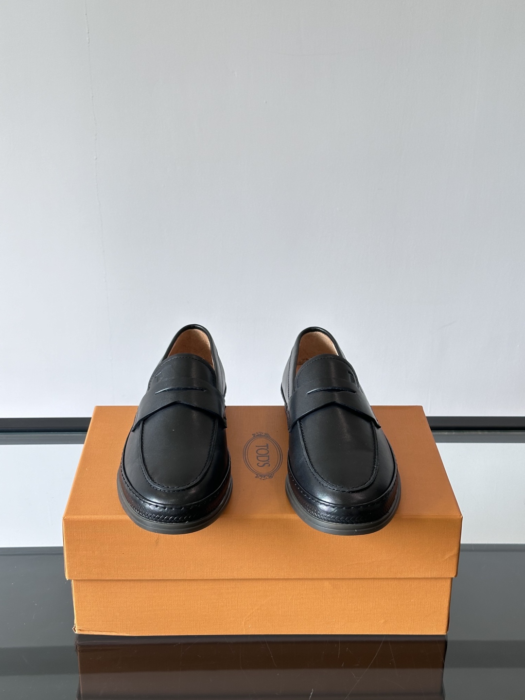 Tod'S/托德斯男士乐福鞋本款乐福鞋以雅致的进口头层牛皮革制成， 配以品牌logo横条装饰，外露手工缝