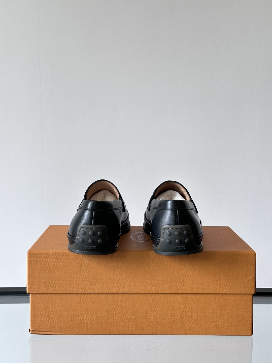 Tod'S/托德斯男士乐福鞋本款乐福鞋以雅致的进口头层牛皮革制成， 配以品牌logo横条装饰，外露手工缝