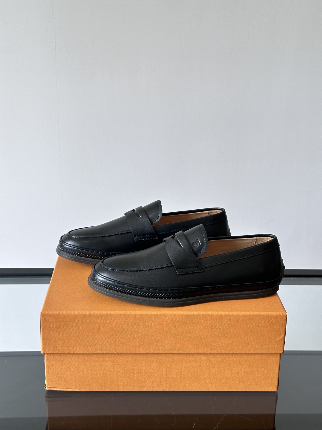 Tod'S/托德斯男士乐福鞋本款乐福鞋以雅致的进口头层牛皮革制成， 配以品牌logo横条装饰，外露手工缝