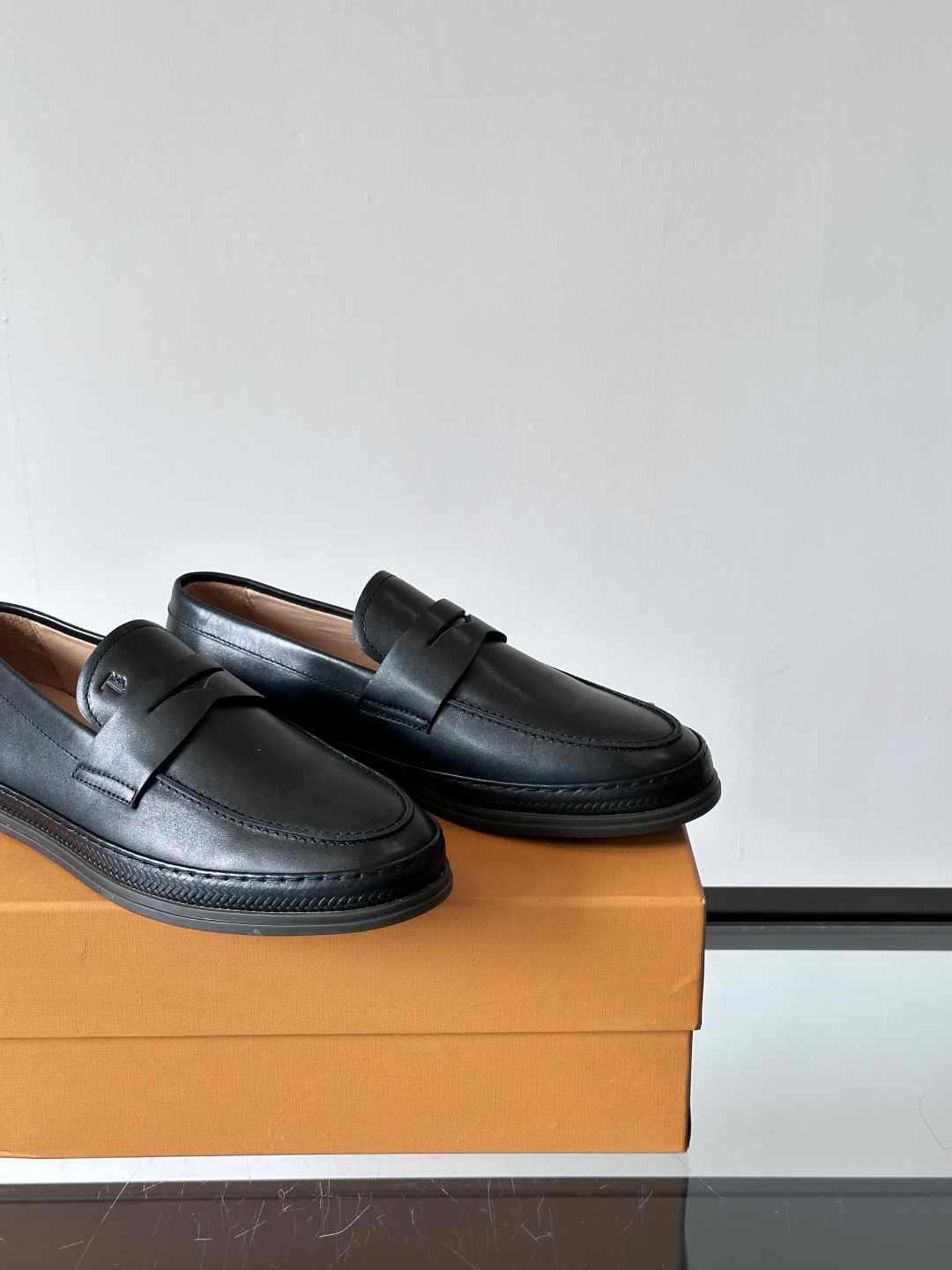 Tod'S/托德斯男士乐福鞋本款乐福鞋以雅致的进口头层牛皮革制成， 配以品牌logo横条装饰，外露手工缝