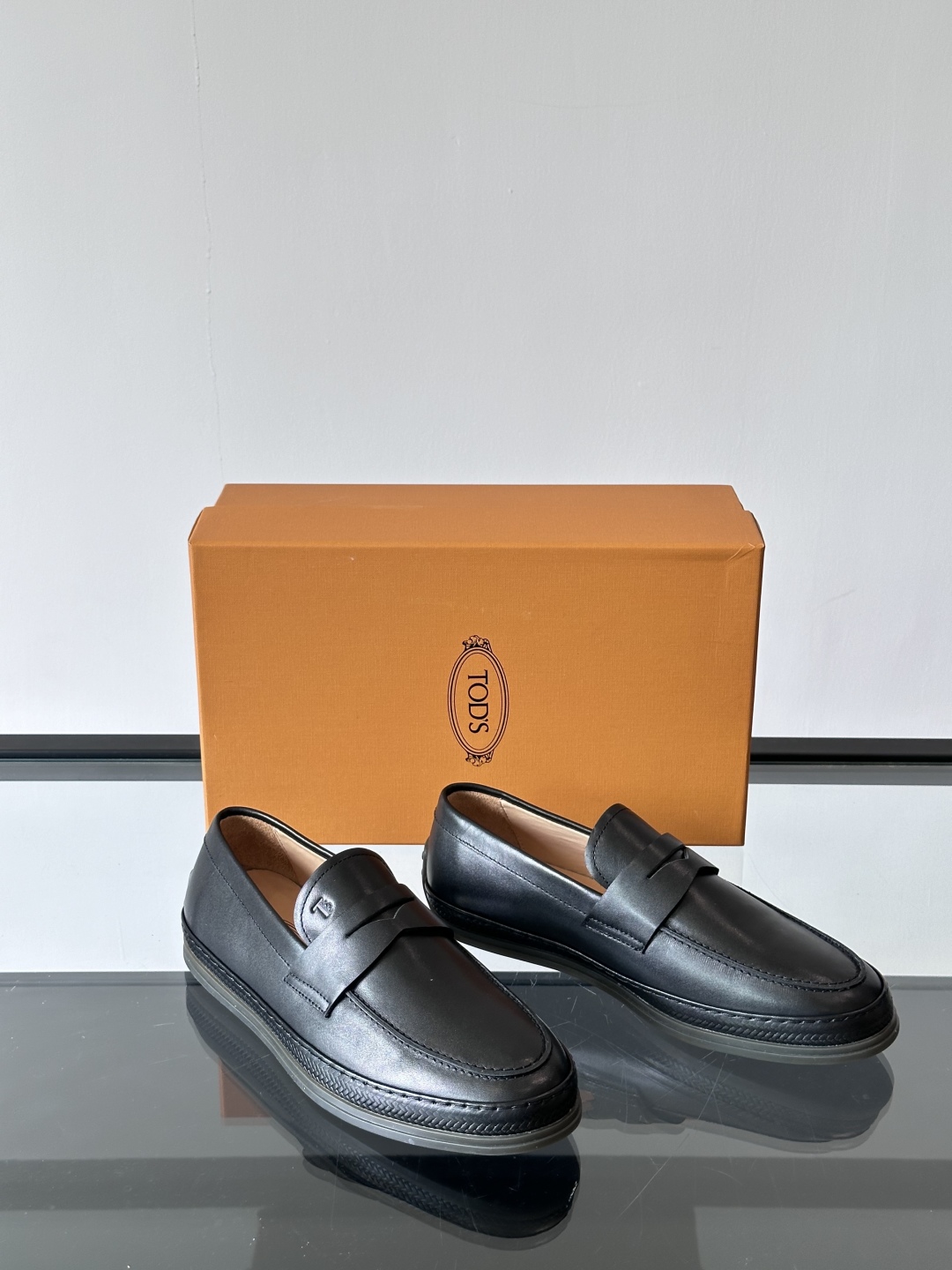 Tod'S/托德斯男士乐福鞋本款乐福鞋以雅致的进口头层牛皮革制成， 配以品牌logo横条装饰，外露手工缝