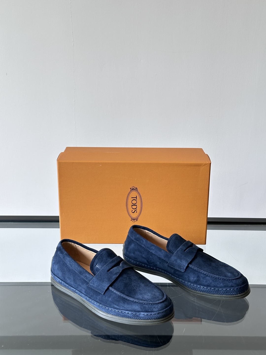 Tod'S/托德斯男士乐福鞋本款乐福鞋以雅致的进口头层牛皮革制成， 配以品牌logo横条装饰，外露手工缝