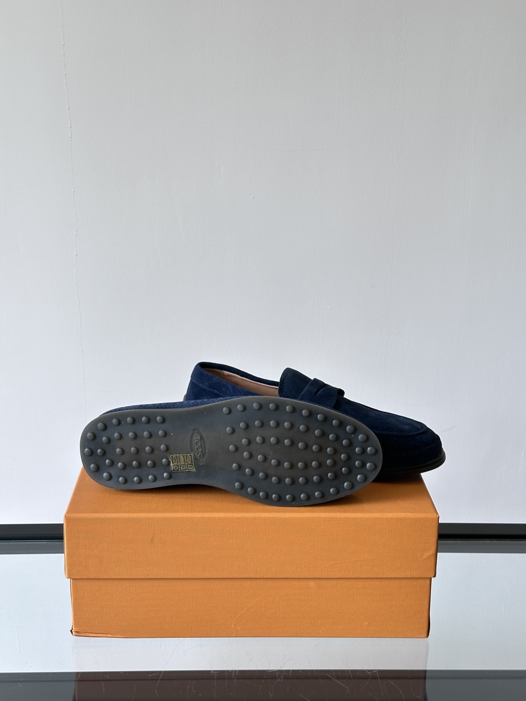 Tod'S/托德斯男士乐福鞋本款乐福鞋以雅致的进口头层牛皮革制成， 配以品牌logo横条装饰，外露手工缝